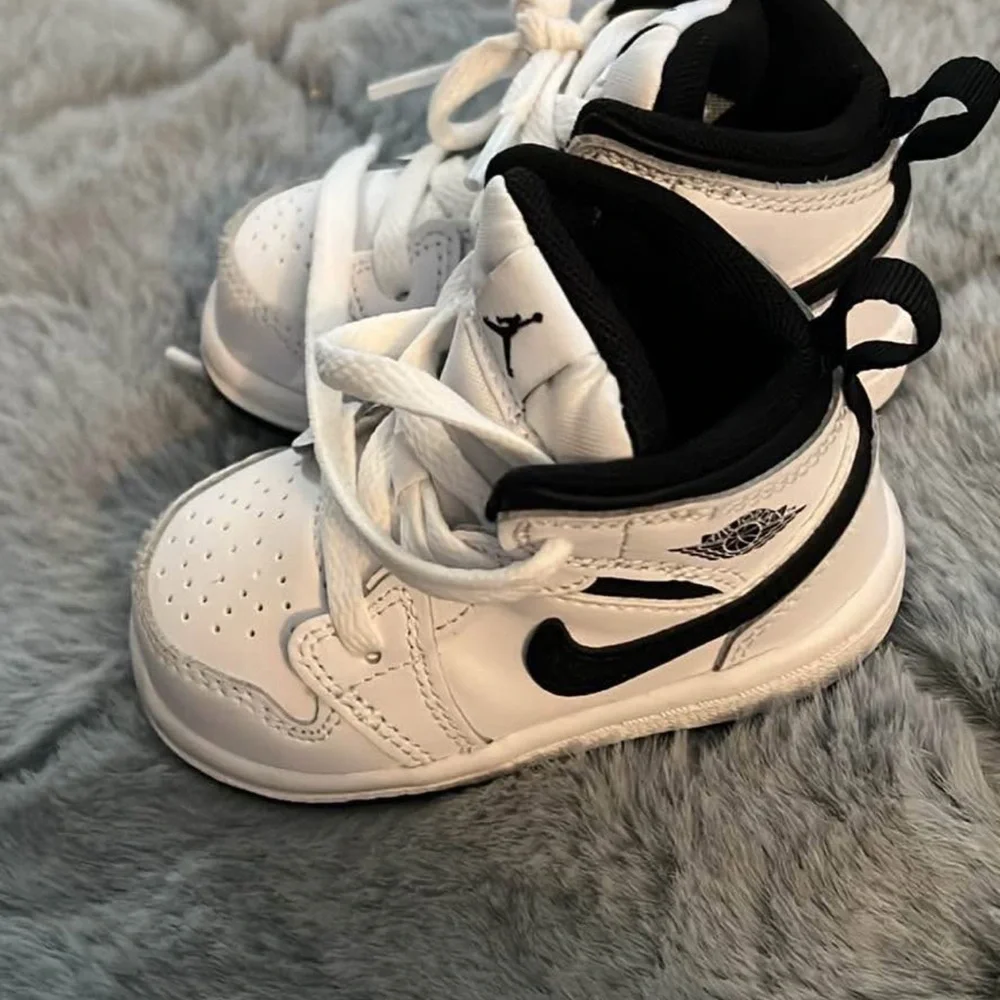 Jordan Kids Sneakers in White and Black - Picture 2 of 2